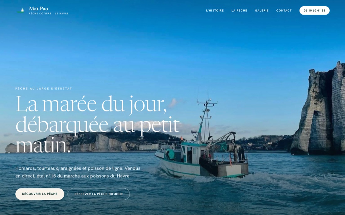 Page d'accueil du site mai-pao.fr : le bateau Maï-Pao devant les falaises d'Étretat